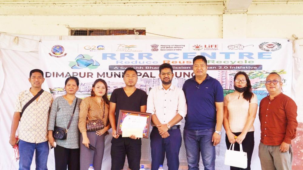 The winning ward - Sematila colony ward 7 with Sachin Jaiswal DC Dimapur, W Manpai Phom Administrator DMC and others at the award ceremony held at DDSC Stadium, Dimapur on June 5. (Morung Photo)